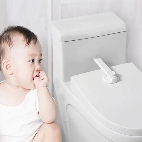 Baby toiletvergrendeling met 3M-zelfklevende bevestiging op een standaard toilet