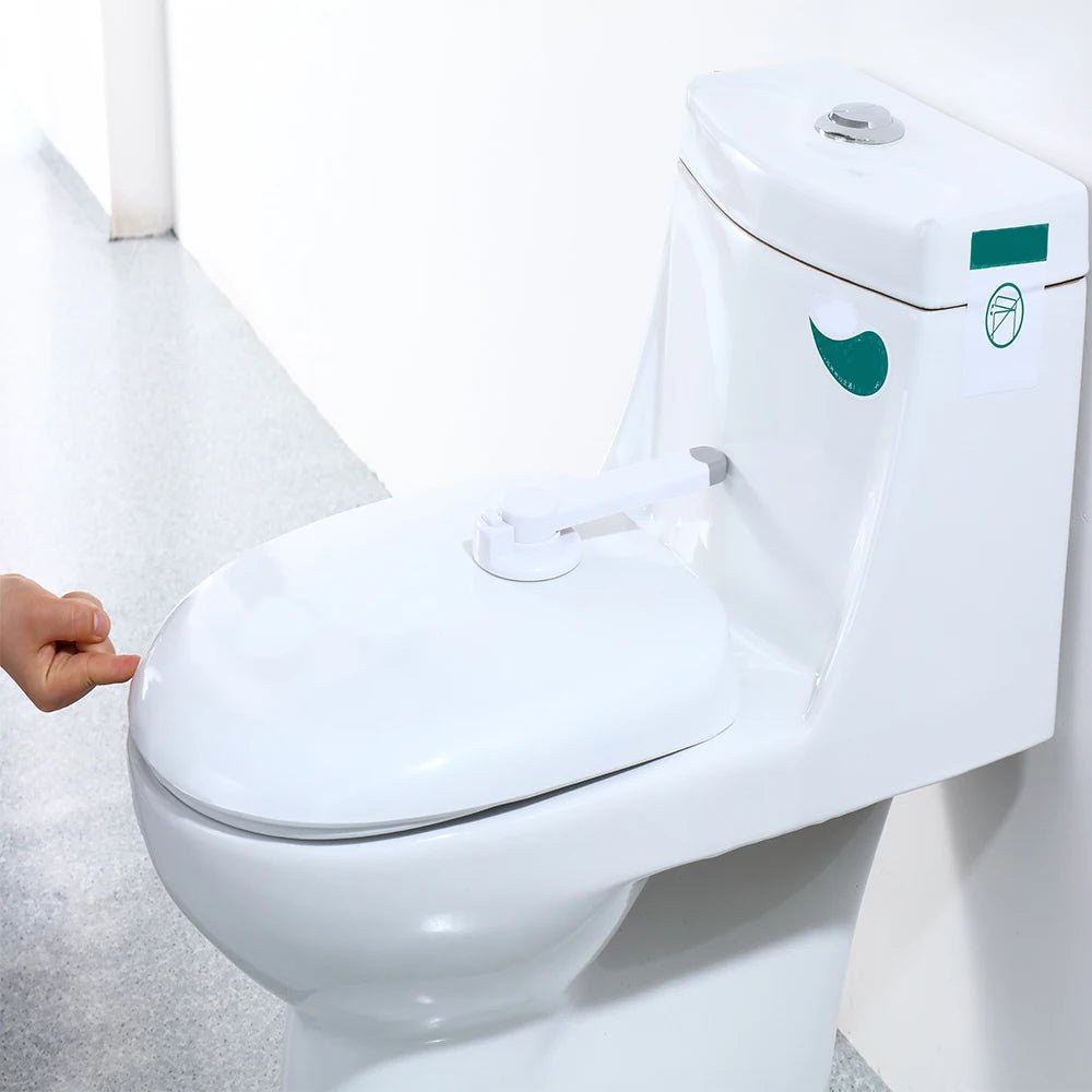 Baby toiletvergrendeling met 3M-zelfklevende bevestiging op een standaard toilet