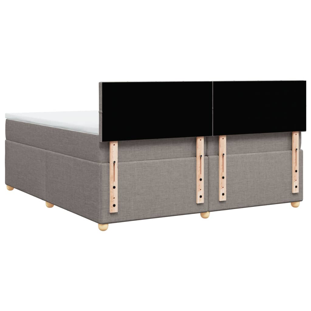Taupekleurige boxspring van 200x200 cm met pocketveringmatrassen, topmatras en gestoffeerd hoofdbord