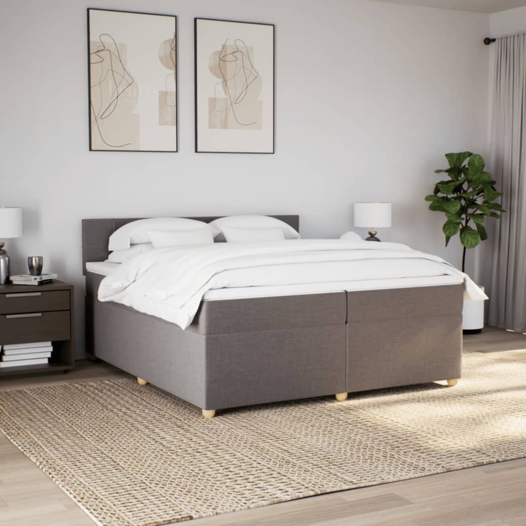 Taupekleurige boxspring van 200x200 cm met pocketveringmatrassen, topmatras en gestoffeerd hoofdbord