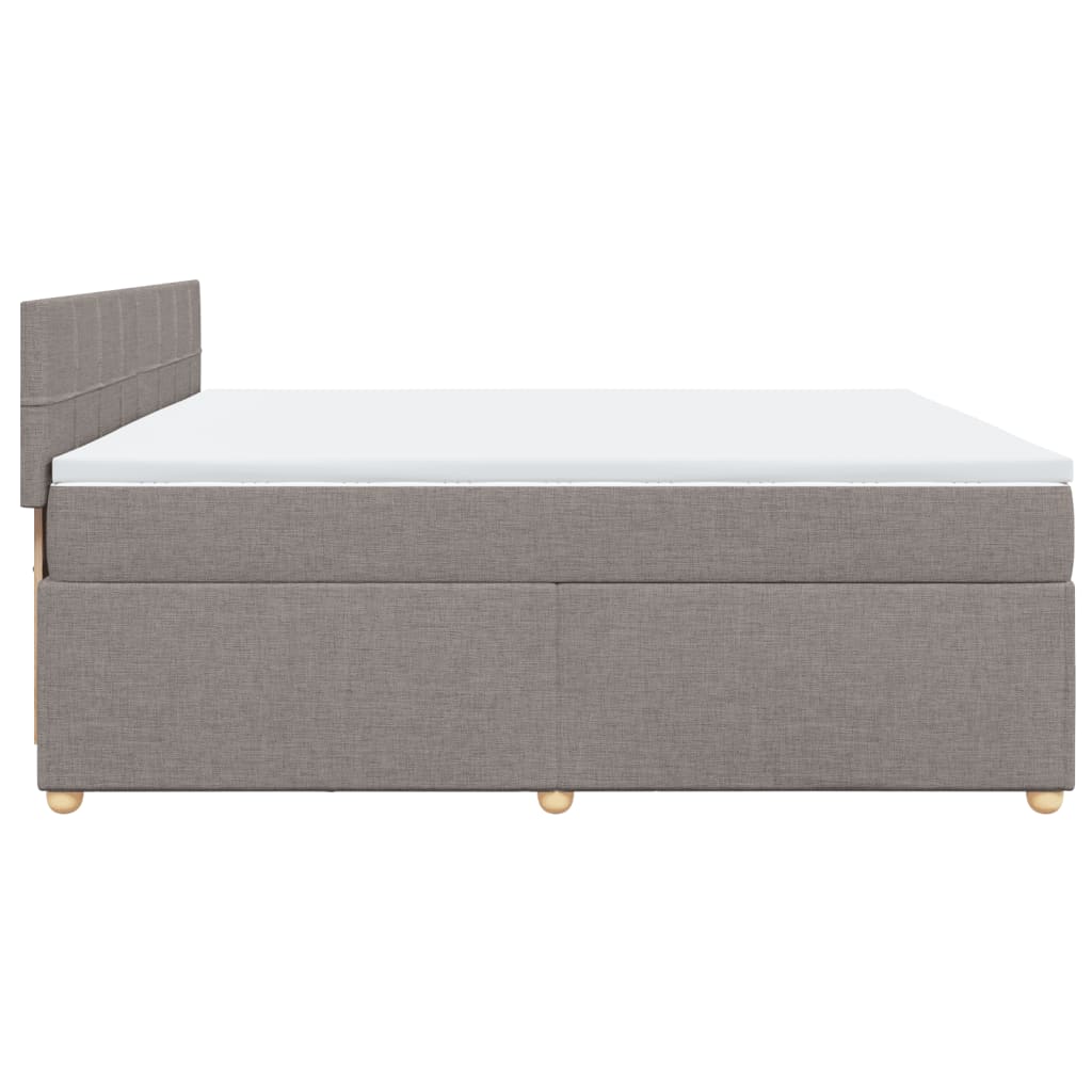 Taupekleurige boxspring van 200x200 cm met pocketveringmatrassen, topmatras en gestoffeerd hoofdbord