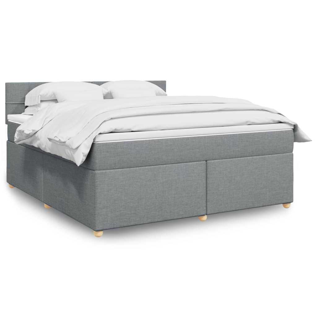Taupekleurige boxspring van 200x200 cm met pocketveringmatrassen, topmatras en gestoffeerd hoofdbord