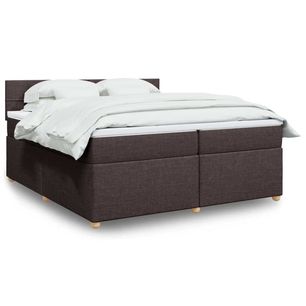 Taupekleurige boxspring van 200x200 cm met pocketveringmatrassen, topmatras en gestoffeerd hoofdbord