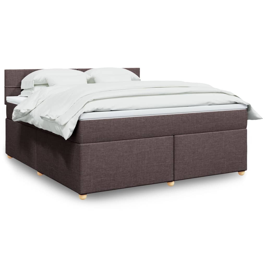 Taupekleurige boxspring van 200x200 cm met pocketveringmatrassen, topmatras en gestoffeerd hoofdbord