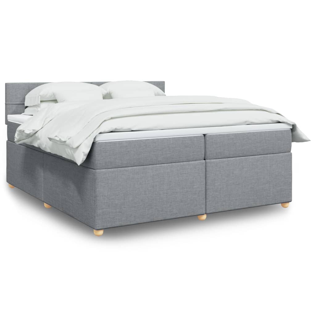Taupekleurige boxspring van 200x200 cm met pocketveringmatrassen, topmatras en gestoffeerd hoofdbord