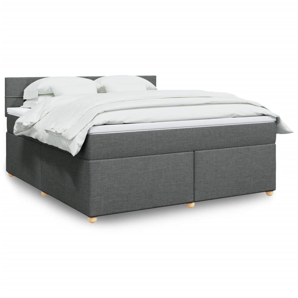 Taupekleurige boxspring van 200x200 cm met pocketveringmatrassen, topmatras en gestoffeerd hoofdbord