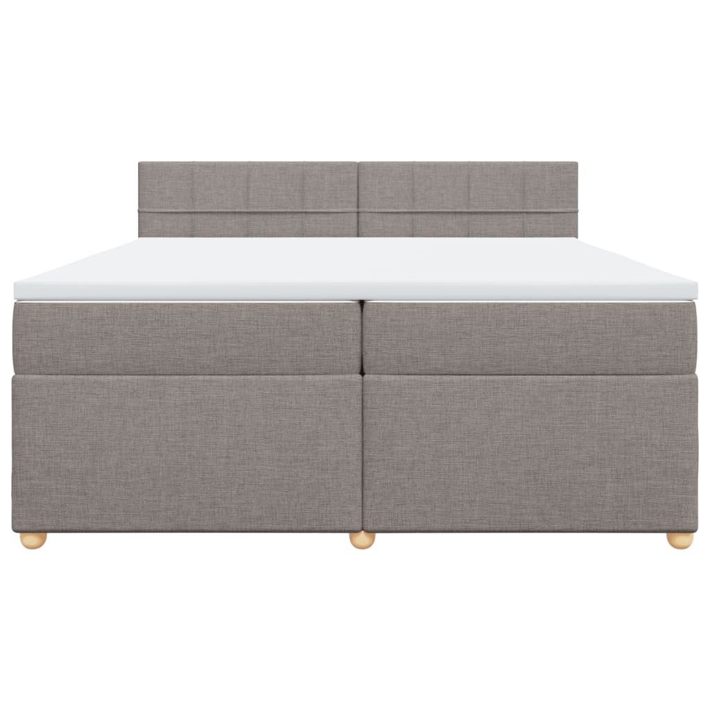 Taupekleurige boxspring van 200x200 cm met pocketveringmatrassen, topmatras en gestoffeerd hoofdbord
