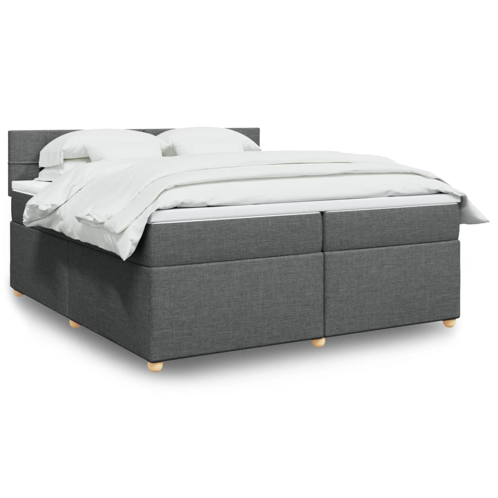 Taupekleurige boxspring van 200x200 cm met pocketveringmatrassen, topmatras en gestoffeerd hoofdbord