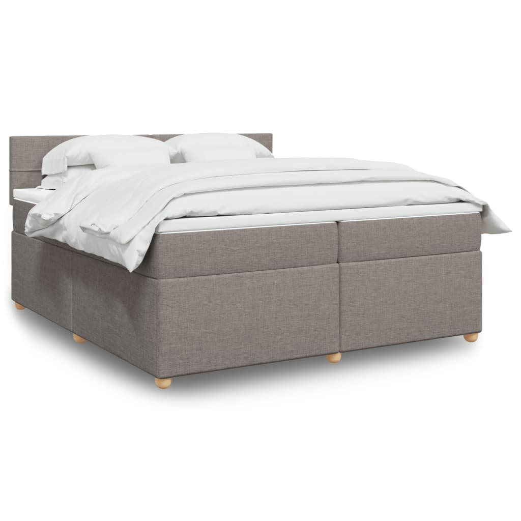 Taupekleurige boxspring van 200x200 cm met pocketveringmatrassen, topmatras en gestoffeerd hoofdbord