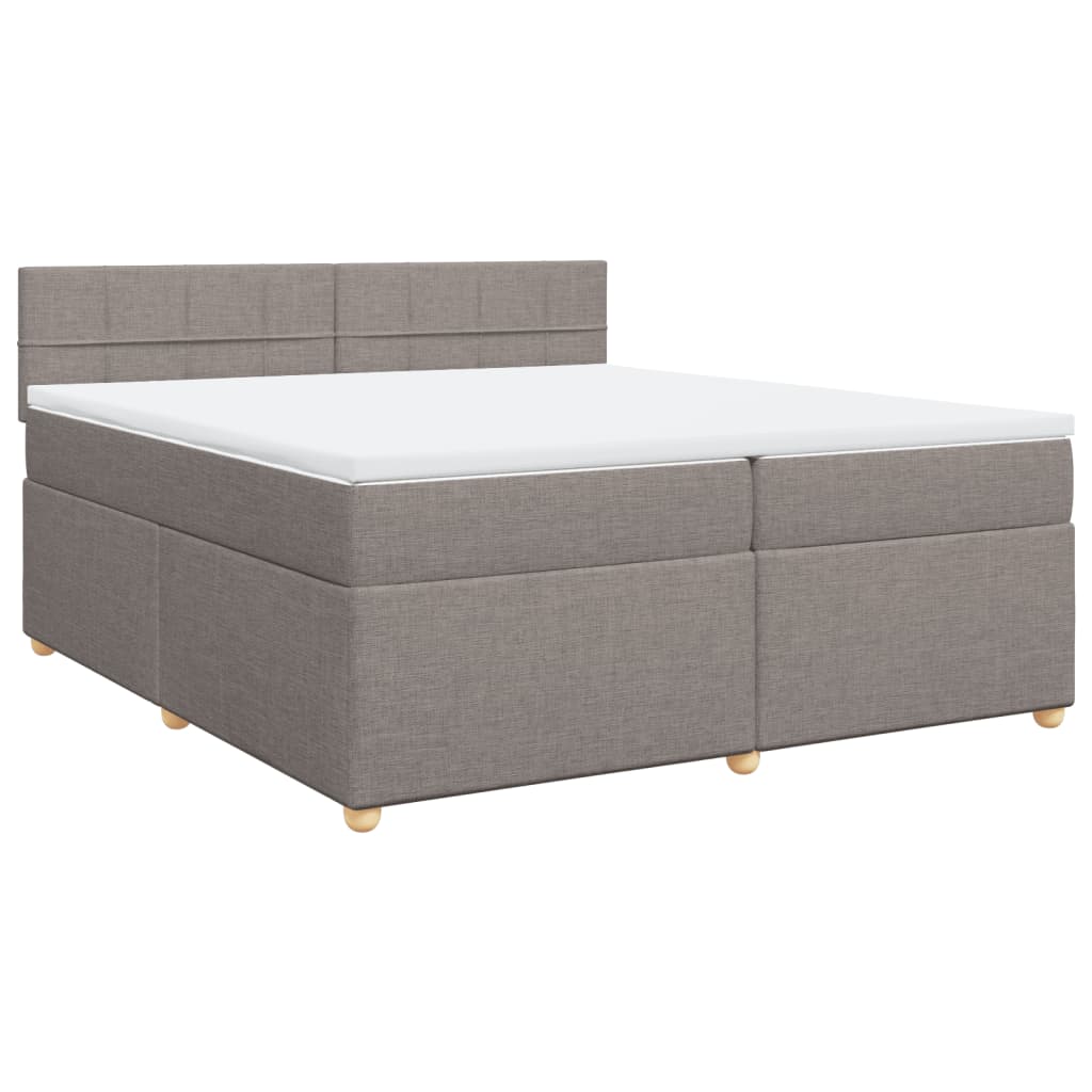 Taupekleurige boxspring van 200x200 cm met pocketveringmatrassen, topmatras en gestoffeerd hoofdbord