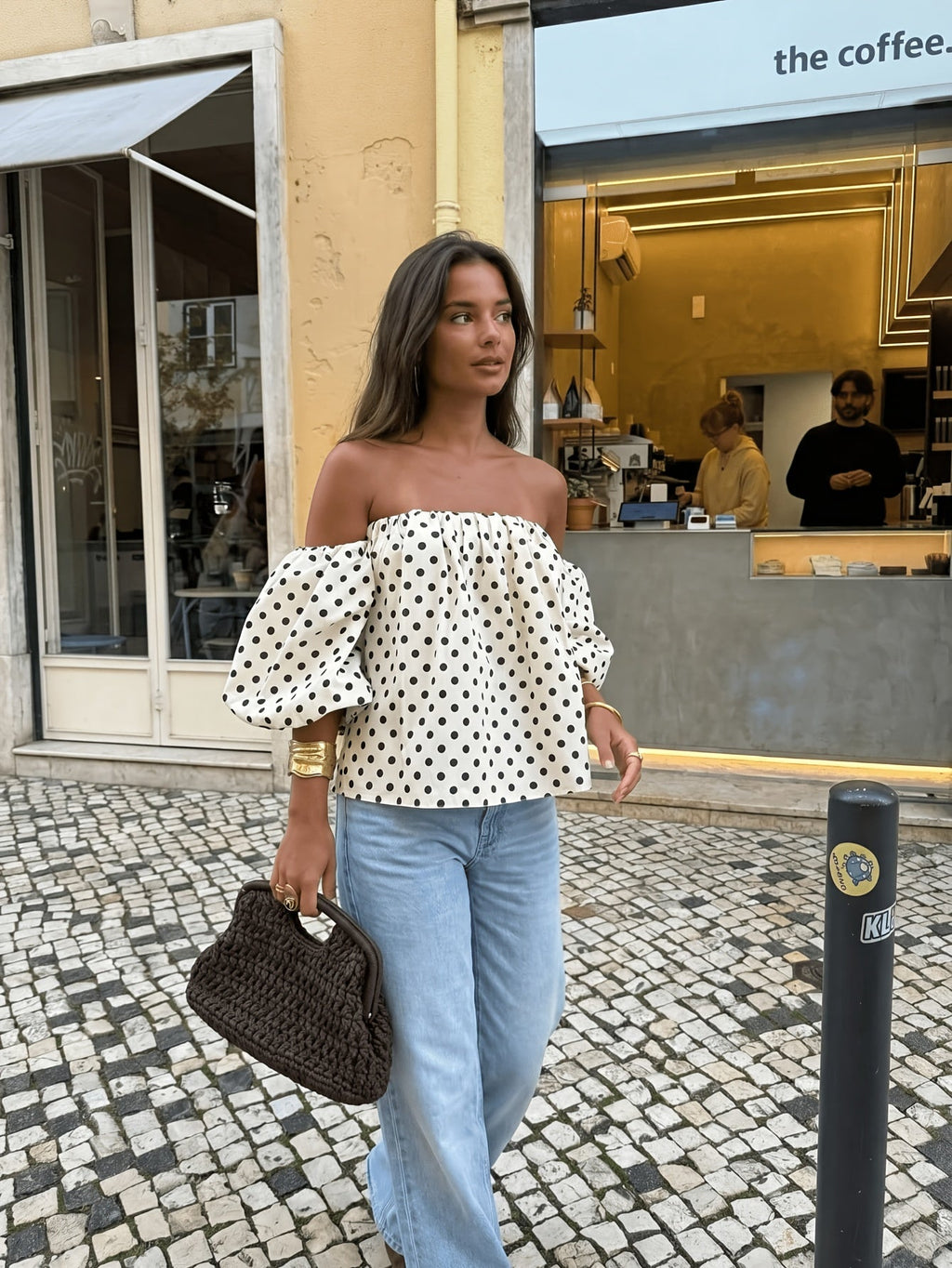 Dames off-shoulder top met stippenprint