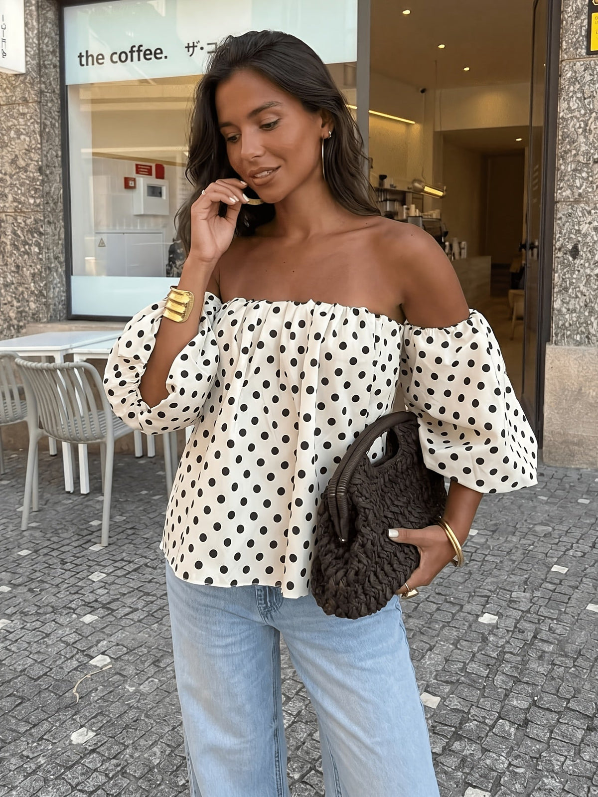 Dames off-shoulder top met stippenprint