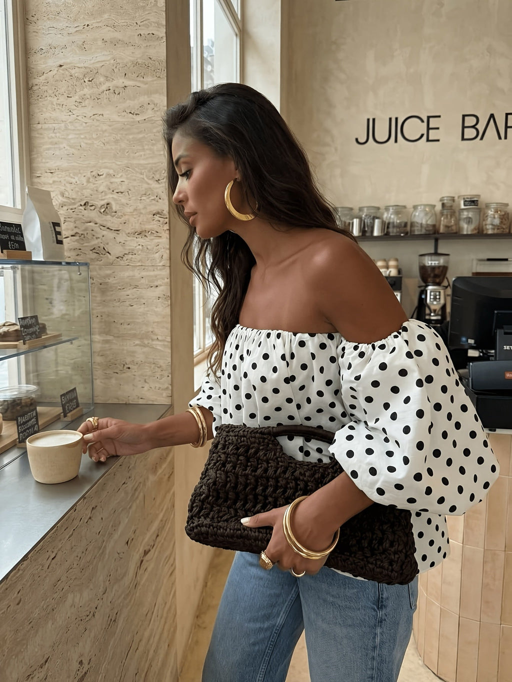 Dames off-shoulder top met stippenprint