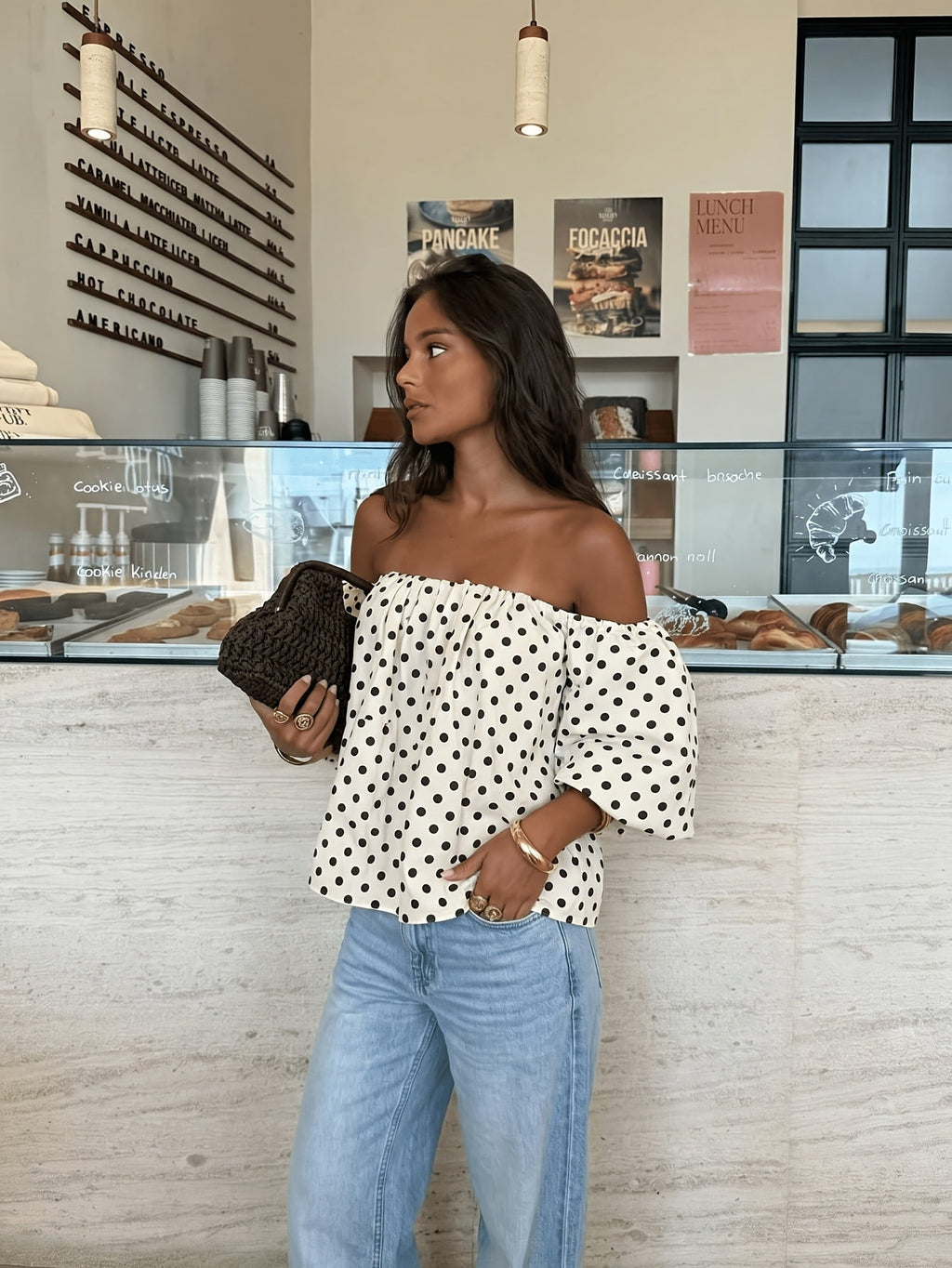 Dames off-shoulder top met stippenprint