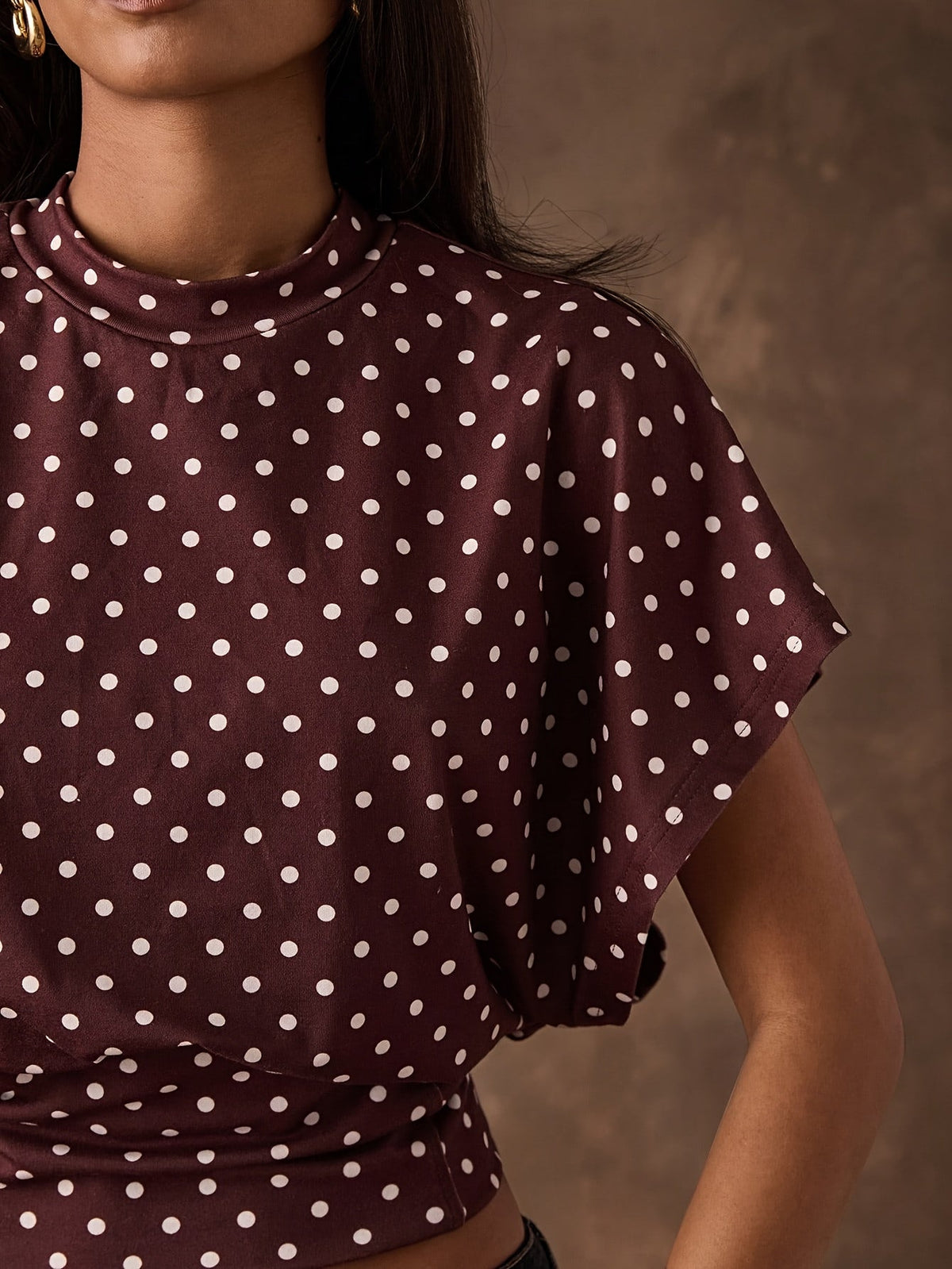 Bordeauxrode dames top met polkadotprint