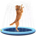 Hondensplashpad met antislip waterspeelmat aangesloten op een tuinslang