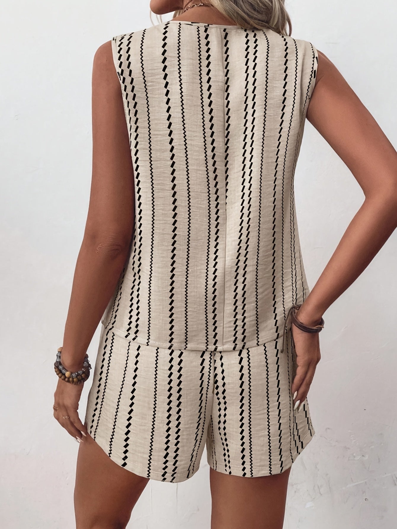 Damesset zomer met mouwloze top en korte broek in trendy print