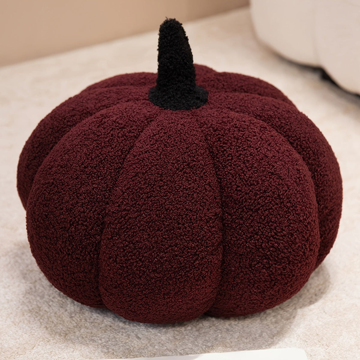 Pompoen kussen als herfstdecoratie