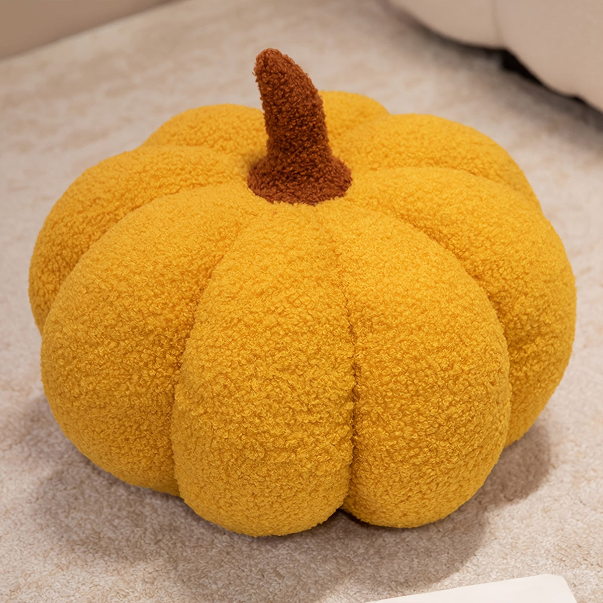 Pompoen kussen als herfstdecoratie