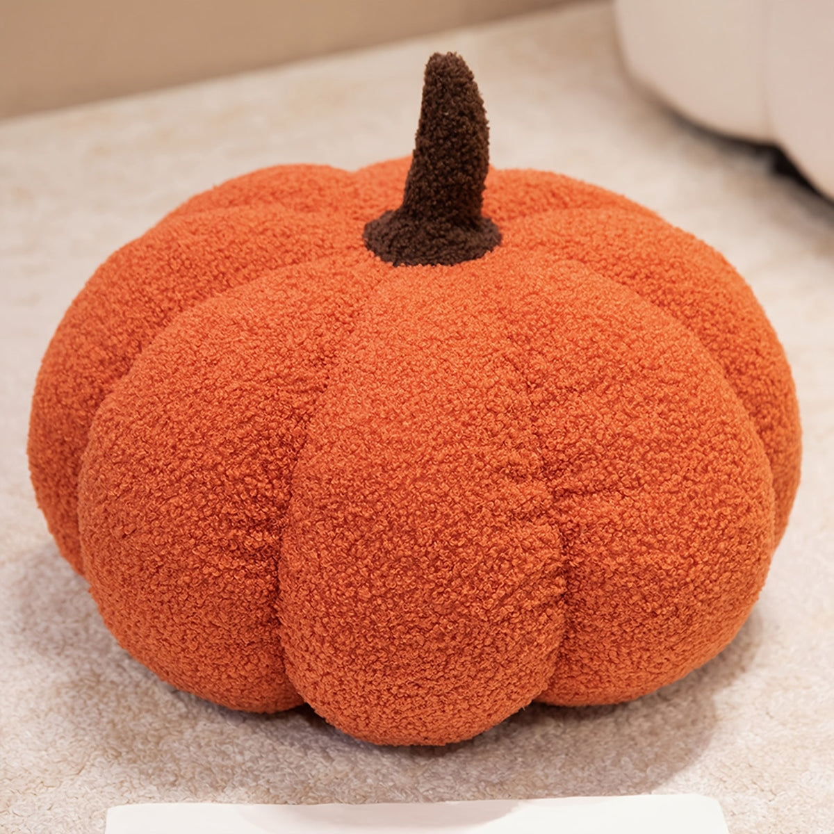 Pompoen kussen als herfstdecoratie
