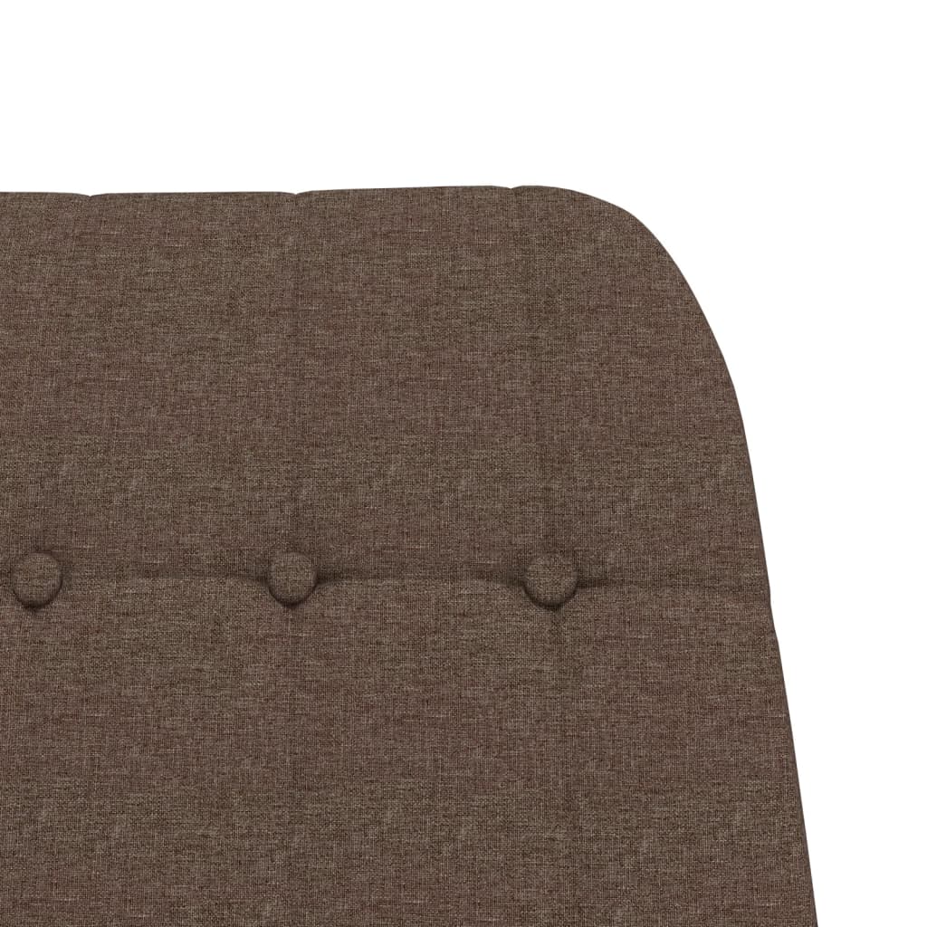 Taupekleurige schommelstoel met zachte stoffen bekleding, houten onderstel en comfortabele armleuningen