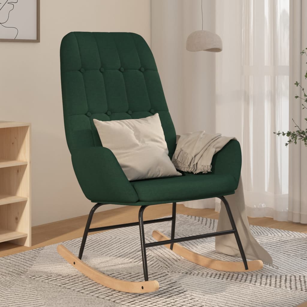 Taupekleurige schommelstoel met zachte stoffen bekleding, houten onderstel en comfortabele armleuningen