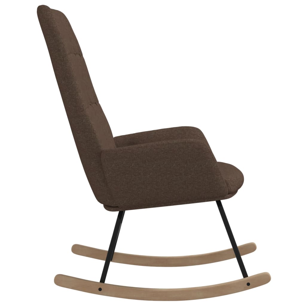 Taupekleurige schommelstoel met zachte stoffen bekleding, houten onderstel en comfortabele armleuningen