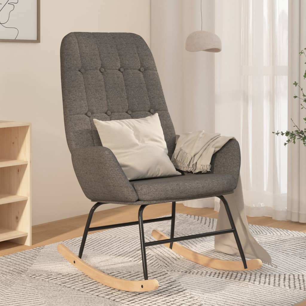 Taupekleurige schommelstoel met zachte stoffen bekleding, houten onderstel en comfortabele armleuningen