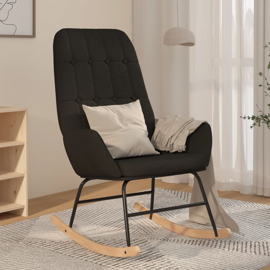 Taupekleurige schommelstoel met zachte stoffen bekleding, houten onderstel en comfortabele armleuningen