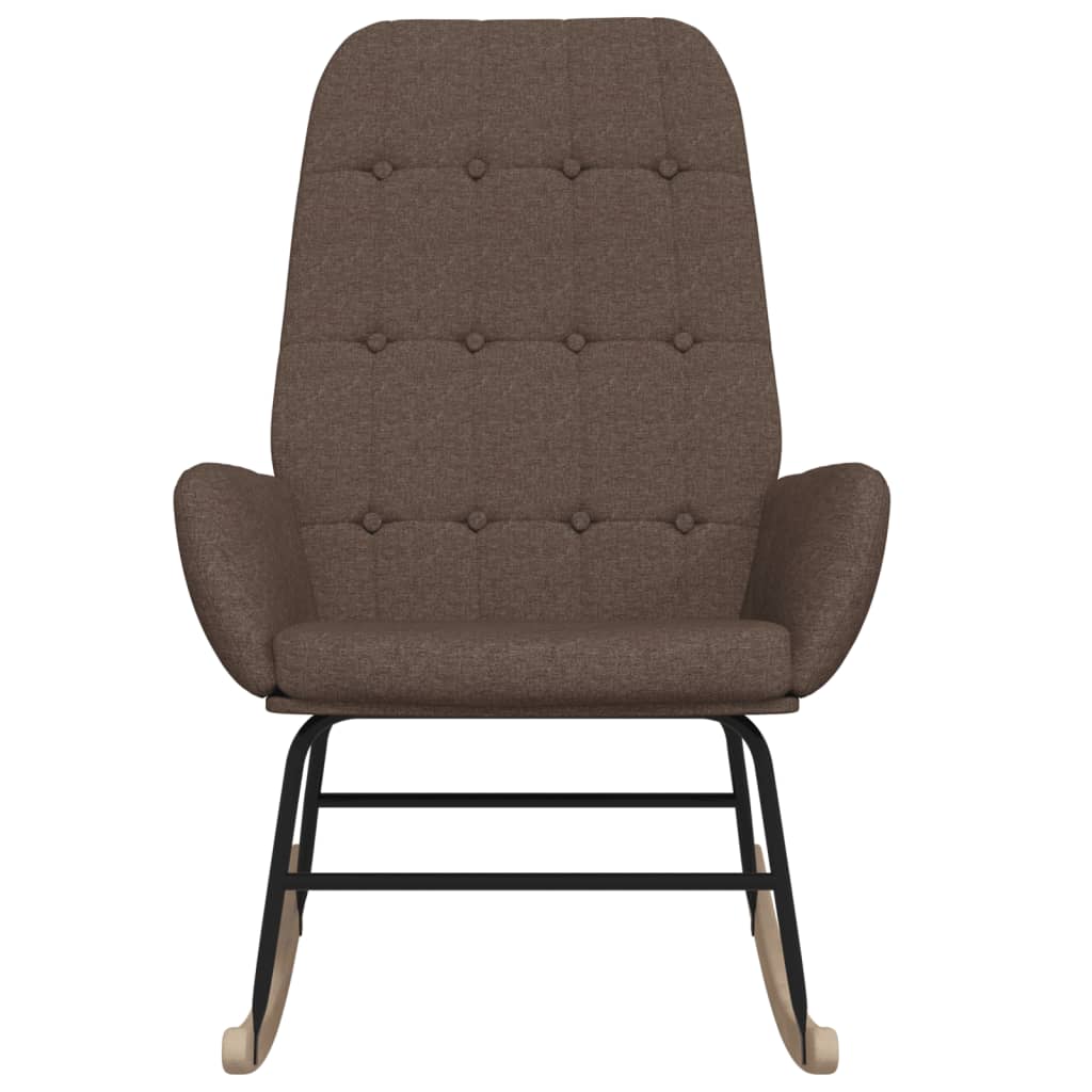 Taupekleurige schommelstoel met zachte stoffen bekleding, houten onderstel en comfortabele armleuningen