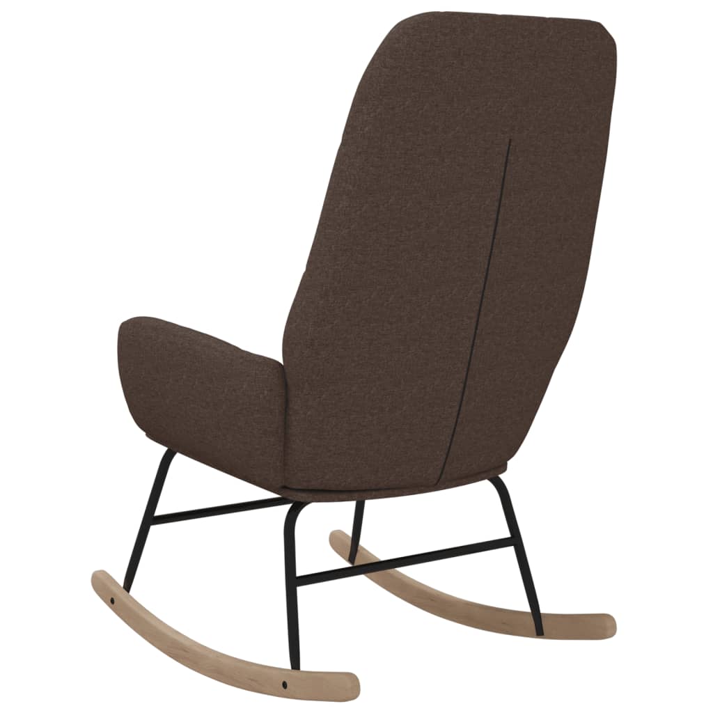Taupekleurige schommelstoel met zachte stoffen bekleding, houten onderstel en comfortabele armleuningen
