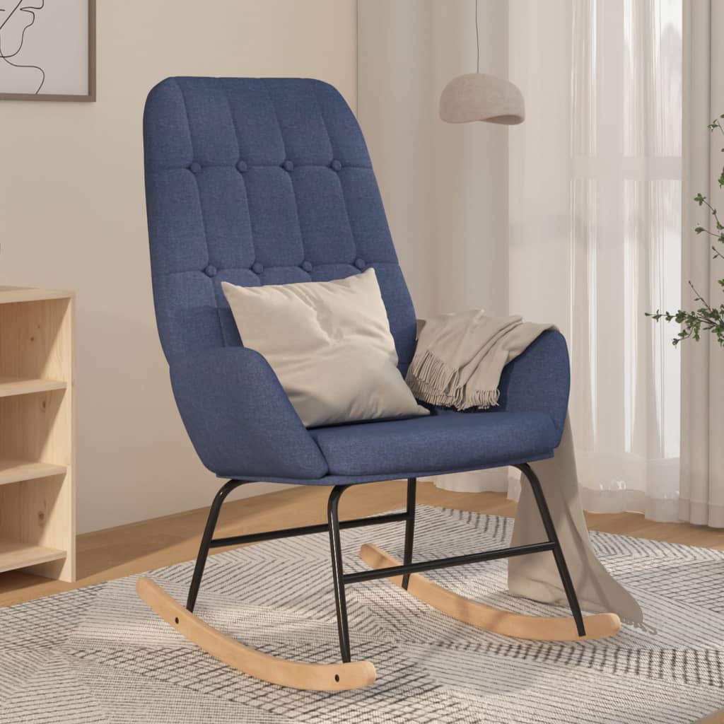 Taupekleurige schommelstoel met zachte stoffen bekleding, houten onderstel en comfortabele armleuningen