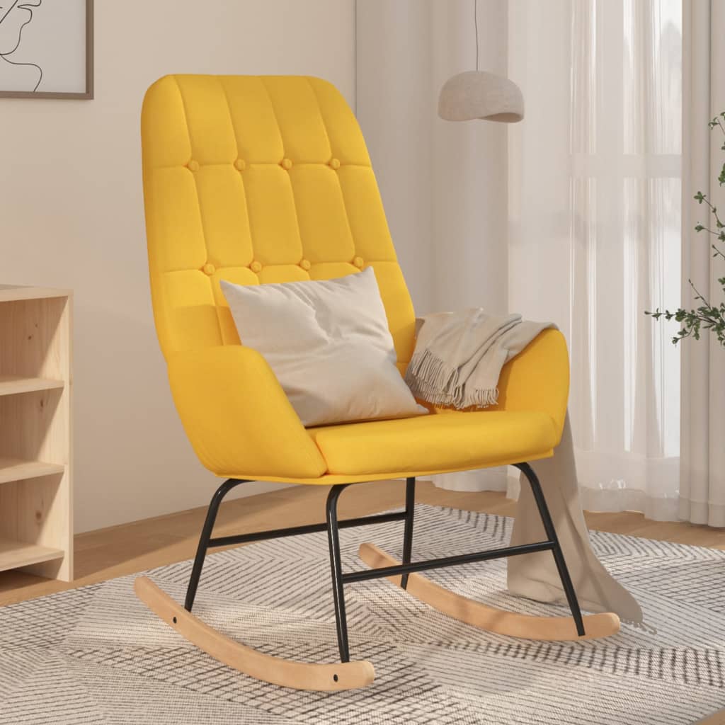 Taupekleurige schommelstoel met zachte stoffen bekleding, houten onderstel en comfortabele armleuningen