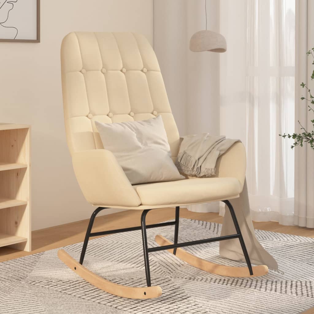 Taupekleurige schommelstoel met zachte stoffen bekleding, houten onderstel en comfortabele armleuningen