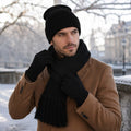 Gebreide wintermuts met kwastje uit een complete winterset